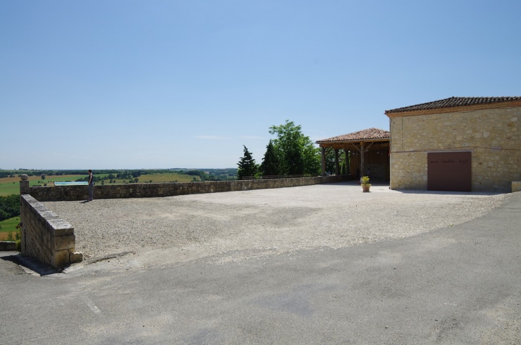 La salle des fêtes et son préau