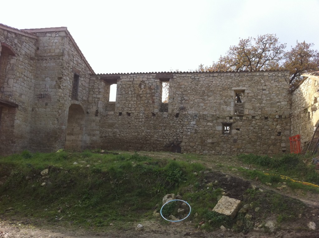 Murs du château après restauration et avant la construction de la piscine