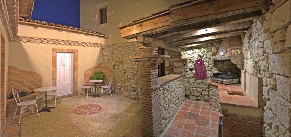 Entrée du gîte de charme patio avec plancha