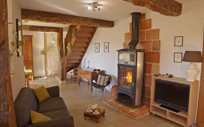 Gite de charme gers - Salon salle à manger avec poêle à bois et vue sur le Gers