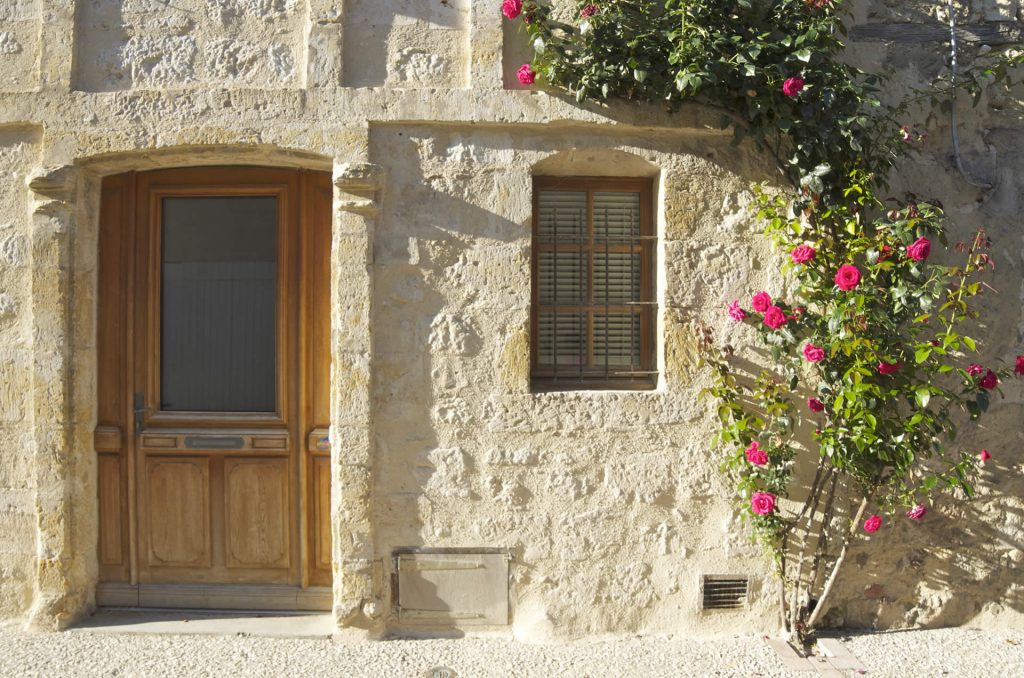 porte fleurie dans le village de la romieu