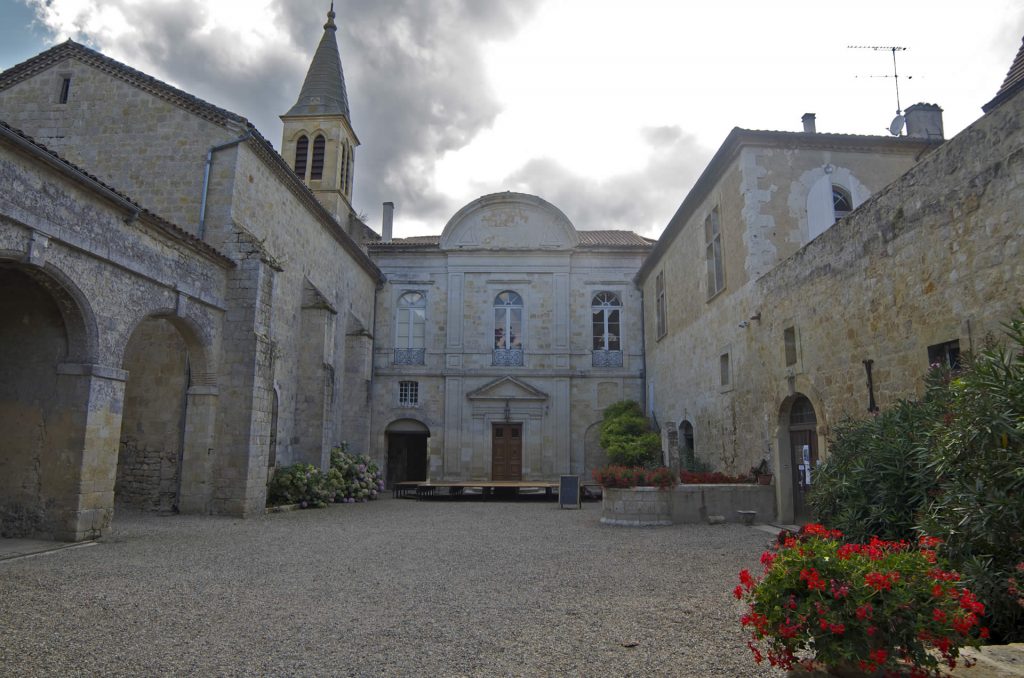 château de cassaigne - cour du château