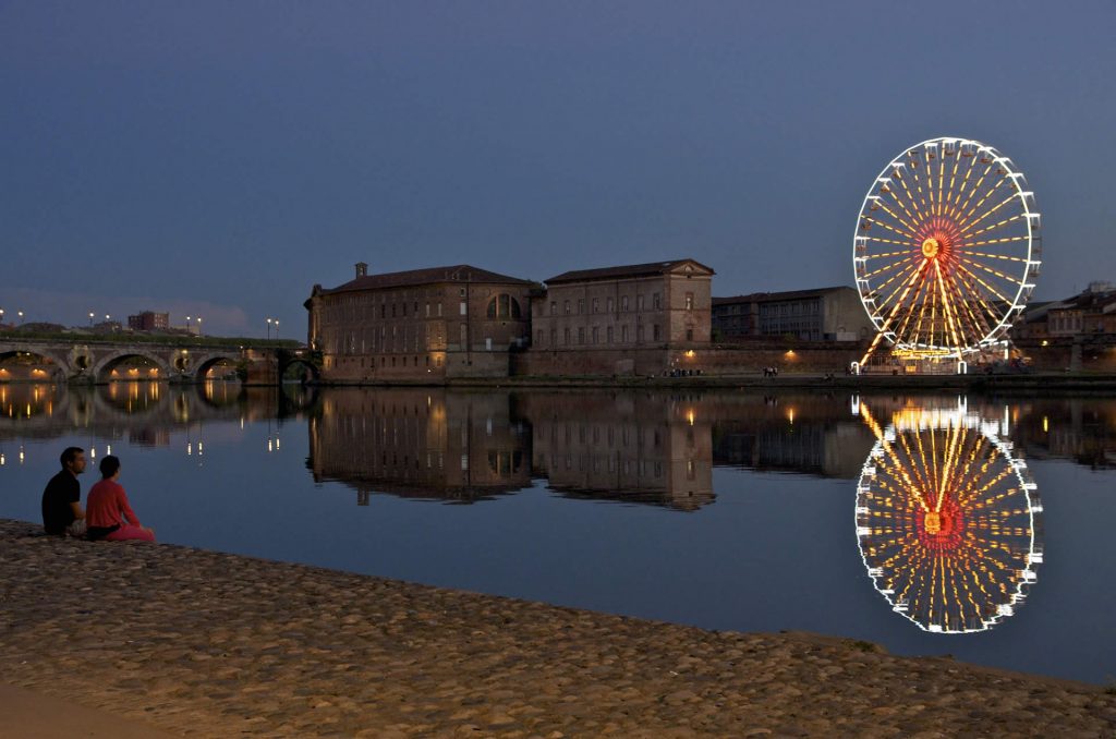 La Garonne, dans le centre de Toulouse, à la tombée de la nuit