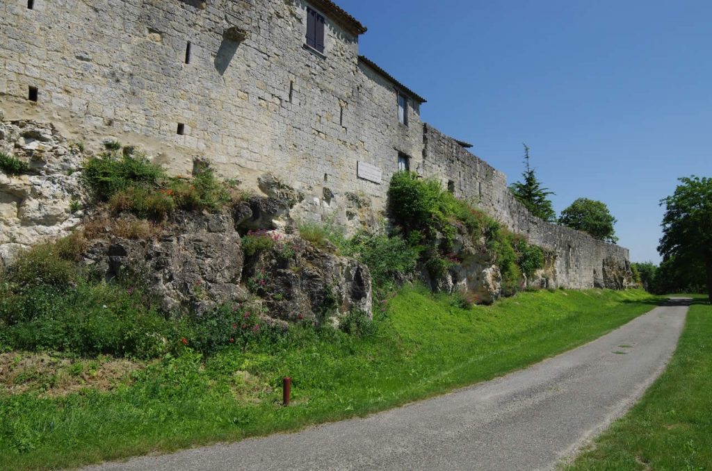 remparts fortifiés à maubec