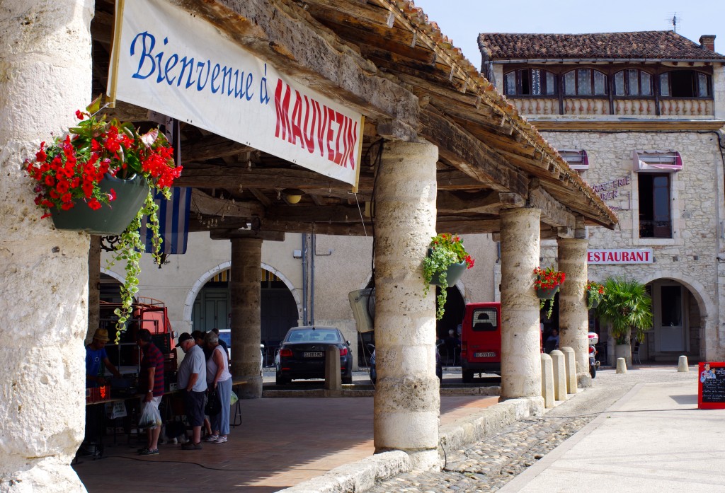 Depuis la place, le bord de la halle...