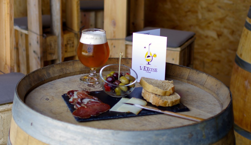 Plateau tapas et bière ambrée.