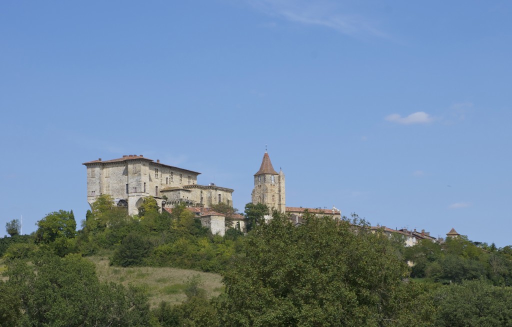 Le château et le village de Lavardens...