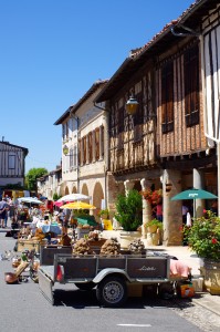 Sous et devant les arcades, divers exposants...