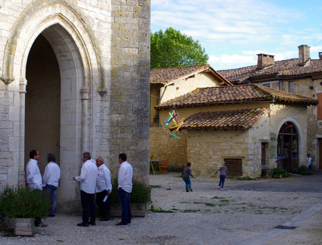 Devant l'église de Sarrant, Gers.