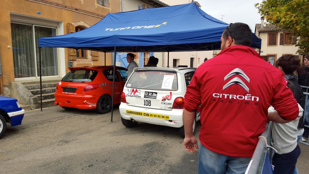 Au stand une twingo et une 206 survoltées