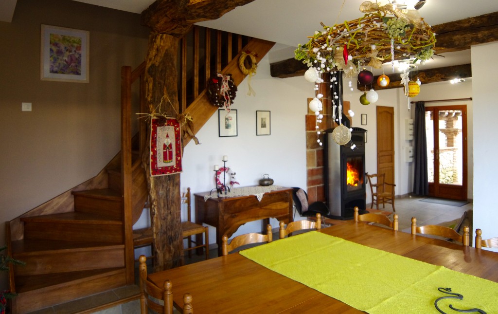 Salle à manger du gîte 15 personnes décorée pour Noël...