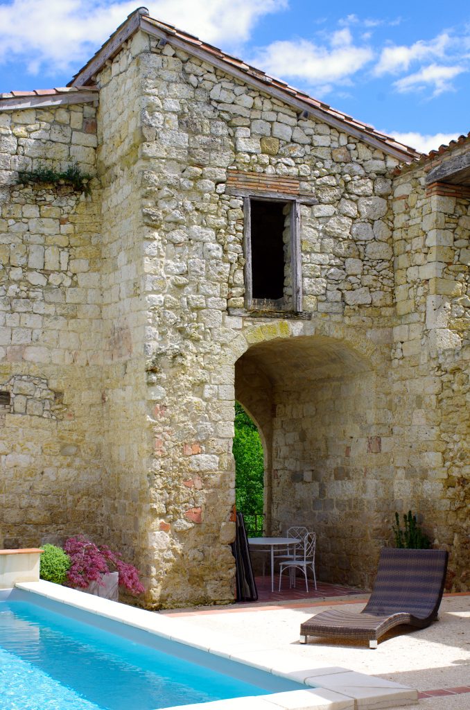 Dans l'enceinte des murs de l'ancien château, la piscine chauffée...