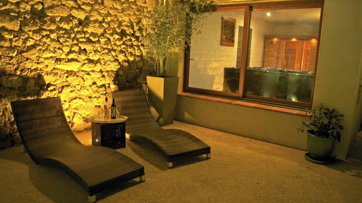 PIscine spa sauna - Espace détente de luxe de nuit transats