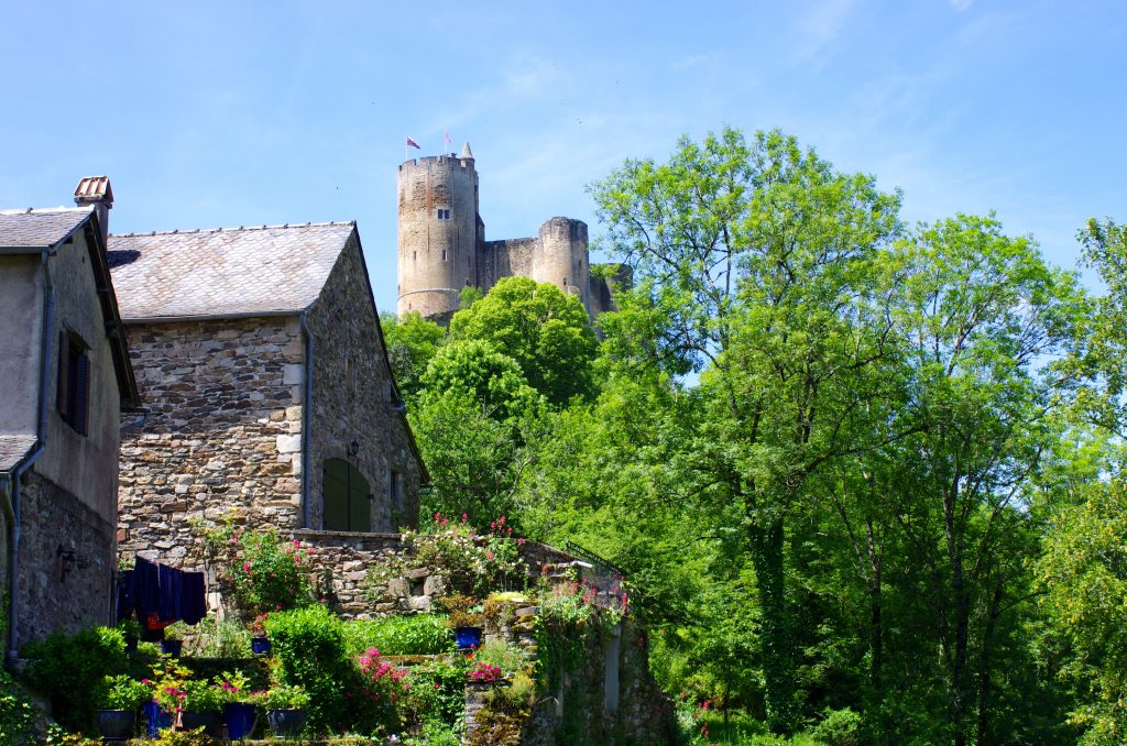 Le château de Najac en contre bas