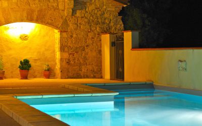 Grand gîte de charme - cheminée du 13 ème au bord de la piscine chauffée