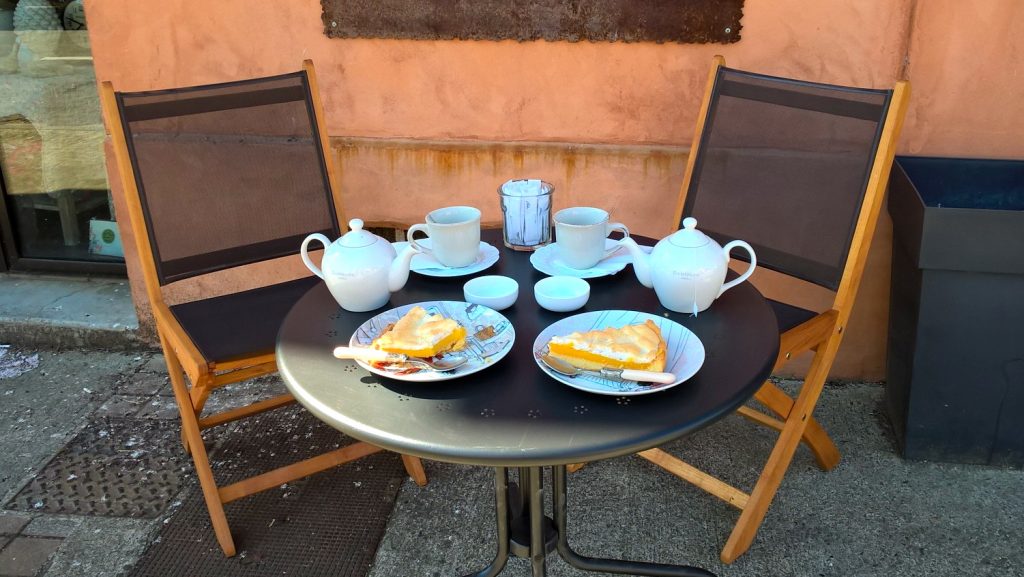 Pause thé avec tarte au citron meringuée