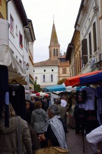 Ruelle étroite où producteurs de l'agriculture biologique sont installés