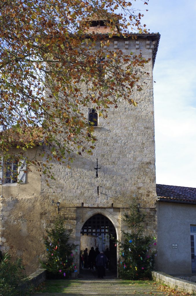 Entree du village medieval de Sarrant