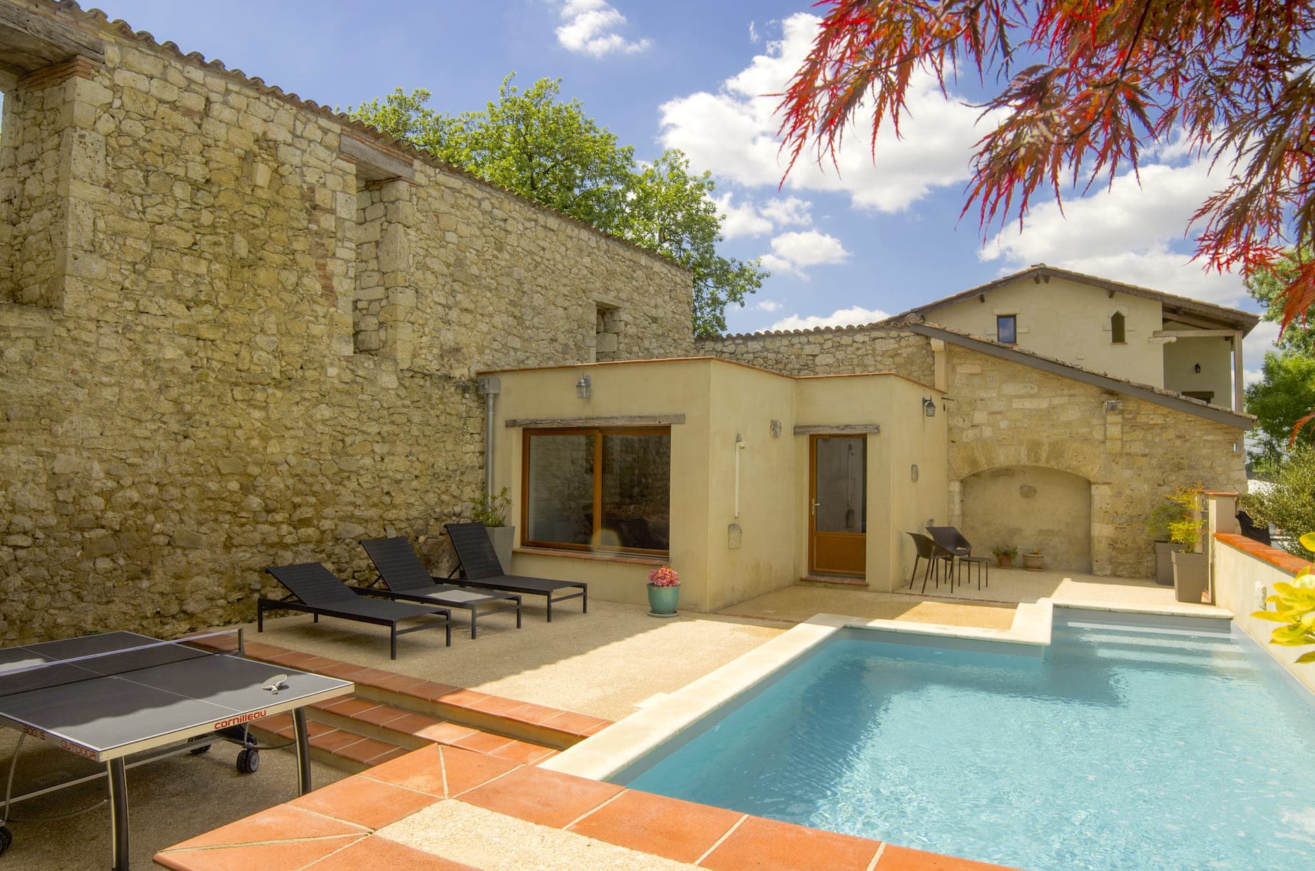 Piscine chauffée avec transats et ping-pong