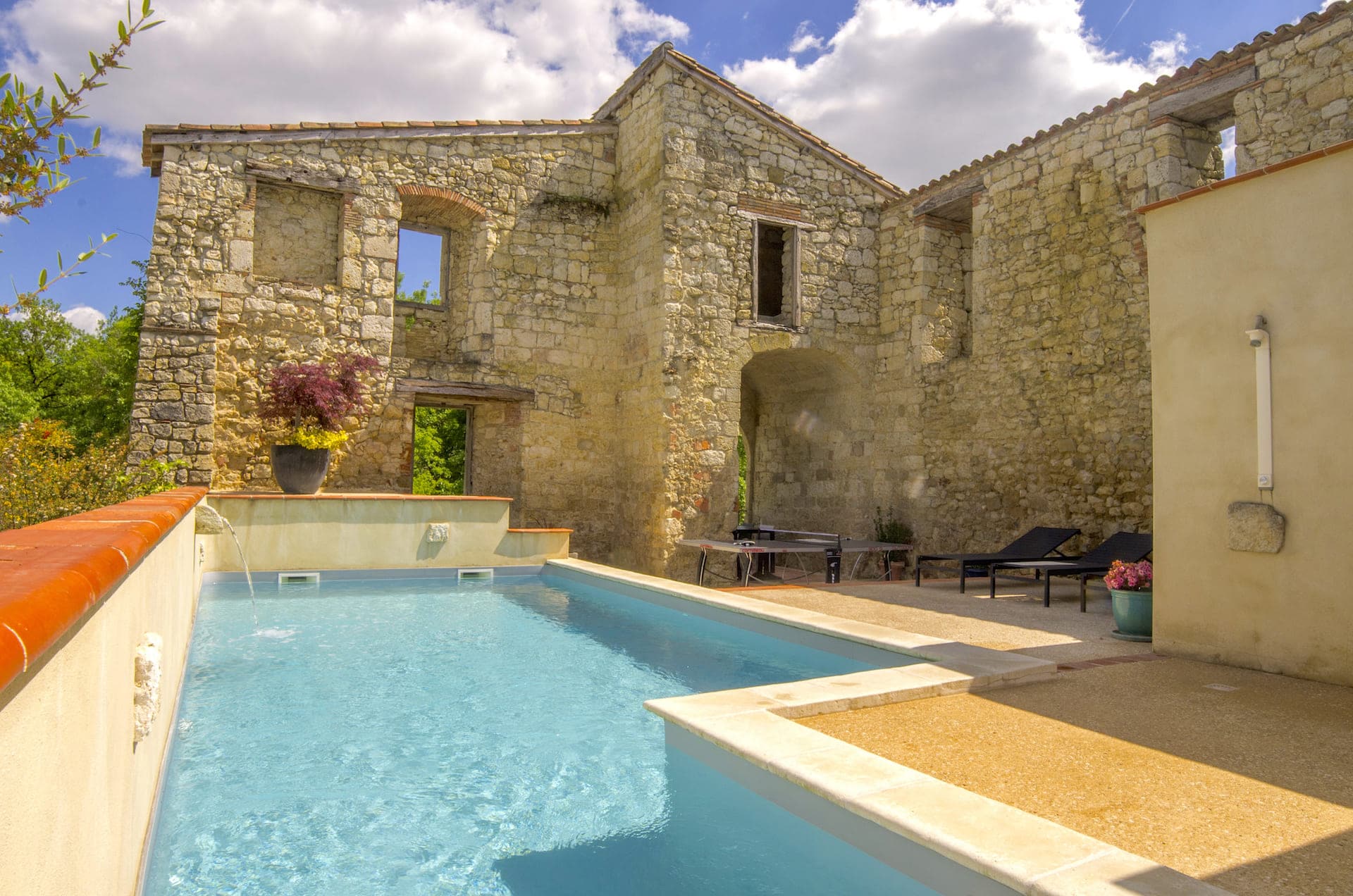 Grand gite de charme avec piscine chauffée entourée des murs ancien datant du 13ème siècle