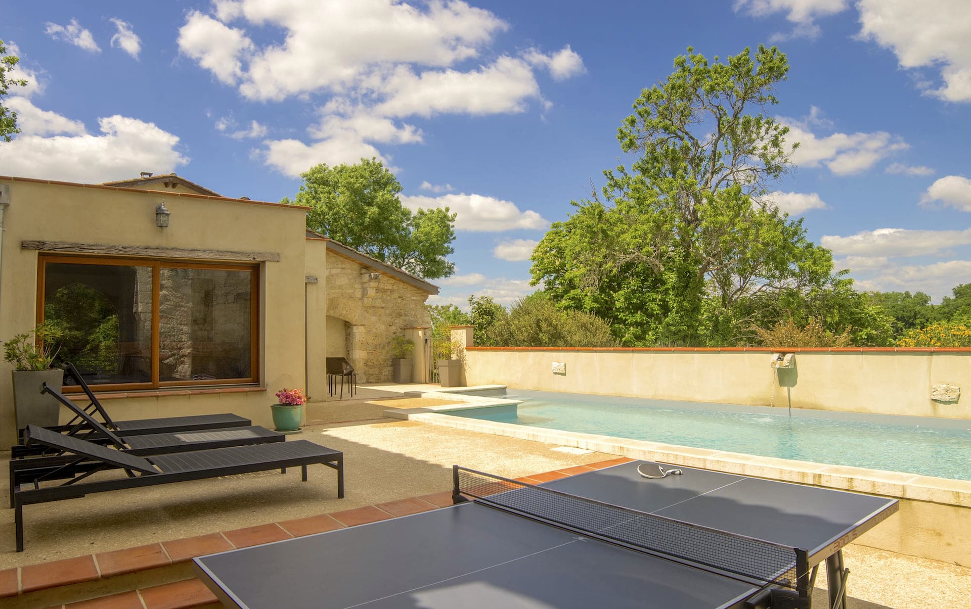 table de ping pong près de la piscine chauffée de mai à septembre