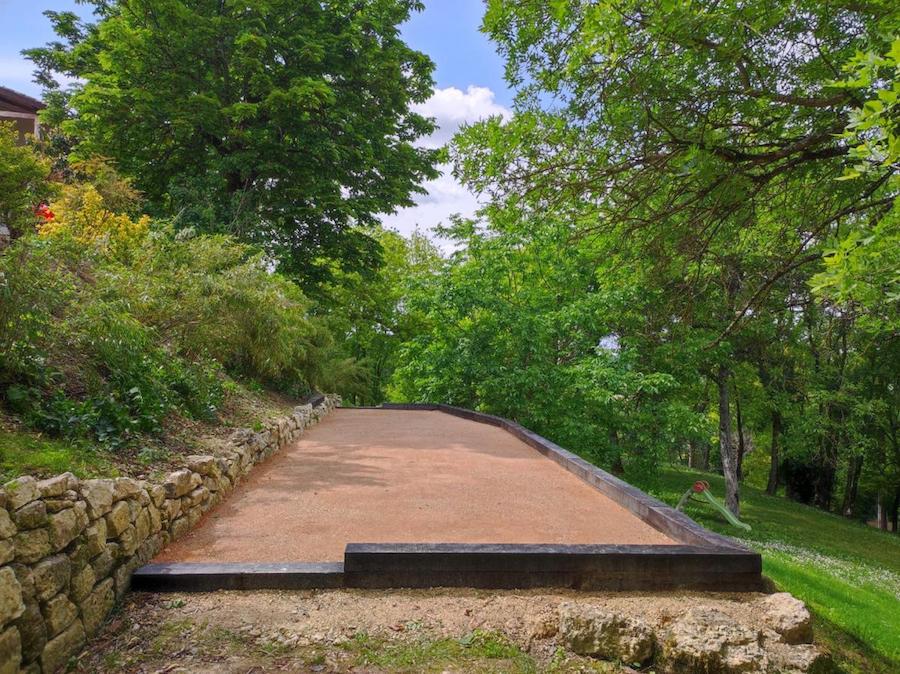 grand gîte avec terrain de pétanque